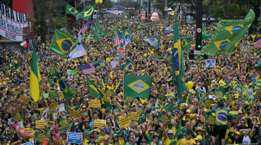 Simpatizantes y opositores de Bolsonaro se enfrentan en Brasil