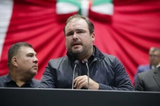 Adrián González Naveda justifica su voto en reforma electoral