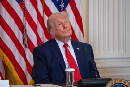 Trump amenaza con aranceles a Europa por maniobras en Groenlandia