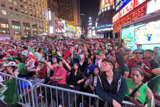 Mexicanos en Nueva York celebran El Grito con sobriedad
