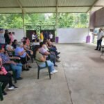 Adrián Naveda dialoga con ciudadanos en asamblea en Teocelo