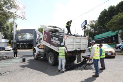 Pepe Chedraui refuerza programa de bacheo en calles de Puebla