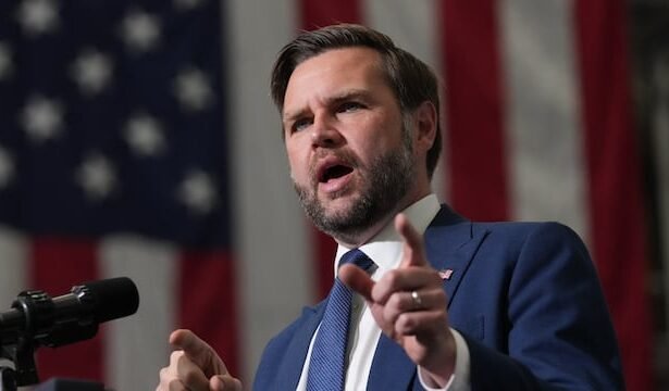 JD Vance acusa a Israel de influir en política de EE UU y la guerra