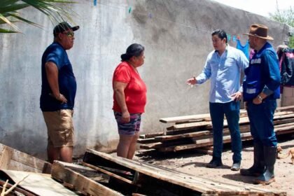 Entregan apoyos a familias afectadas por lluvias en Delicias