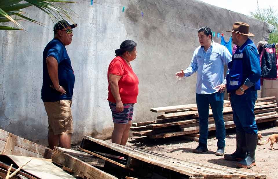 Entregan apoyos a familias afectadas por lluvias en Delicias