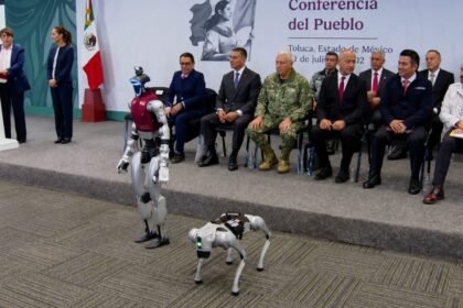 Estado de México presenta robot Ceci para vigilancia en el C5