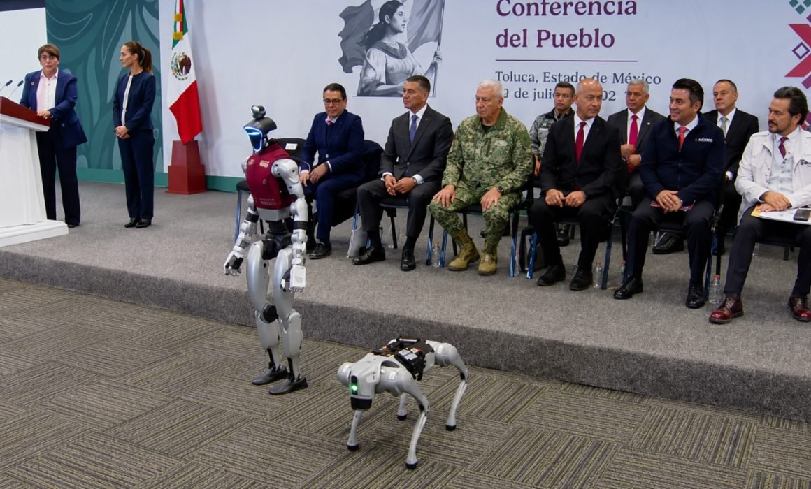Estado de México presenta robot Ceci para vigilancia en el C5