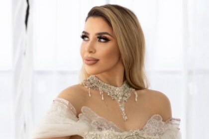 Emma Coronel debuta como modelo en Times Square y Milán
