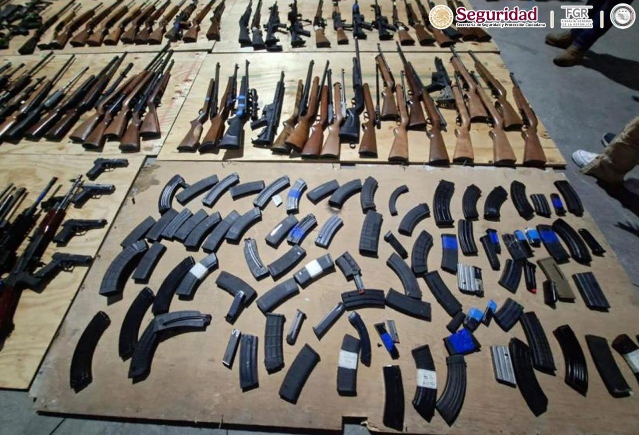 Aseguran 210 armas de fuego ocultas en carretera de Nuevo León