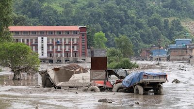 Avalancha en Nepal crea dos lagos y alerta por riesgos futuros