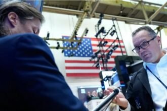 Wall Street y BMV caen tras alza inesperada de inflación en EU