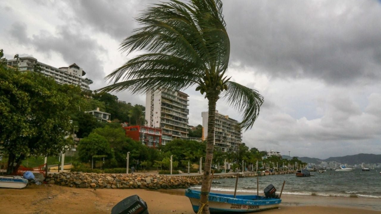 Alerta por lluvias intensas y granizo en 17 estados de México