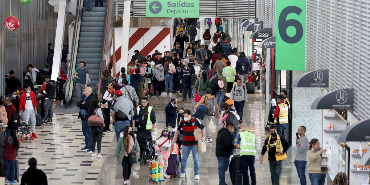 México recibe 0.5% menos turistas en agosto, ingresos suben 7%
