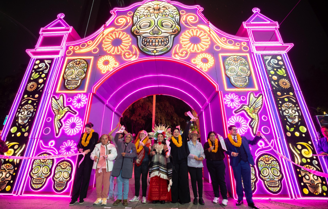 CDMX inaugura corredor lumínico de Día de Muertos en Reforma